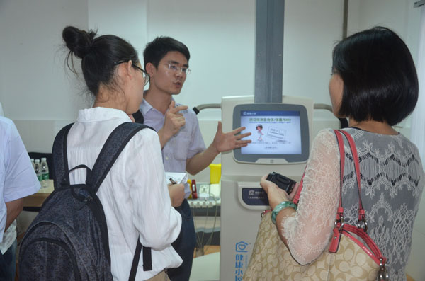 張振忠副會長一行參觀火炬開發(fā)區(qū)聯(lián)富社區(qū)健康小屋